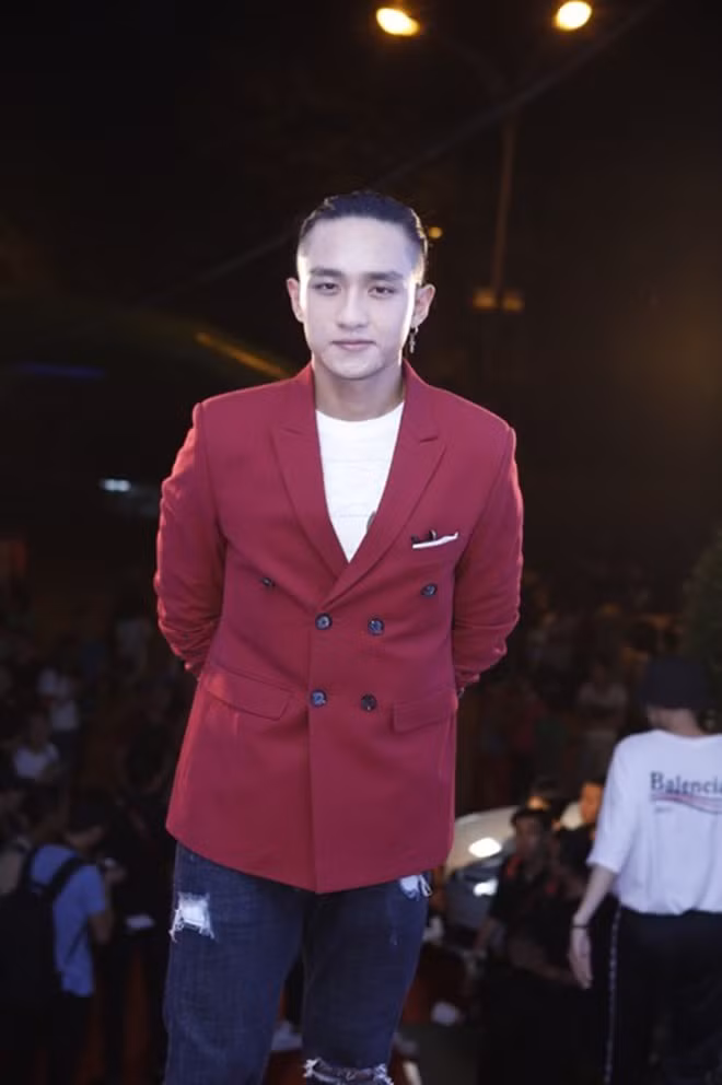 Hữu Vi vẫn trung thành với style trên vest, dưới quần jeans rách.