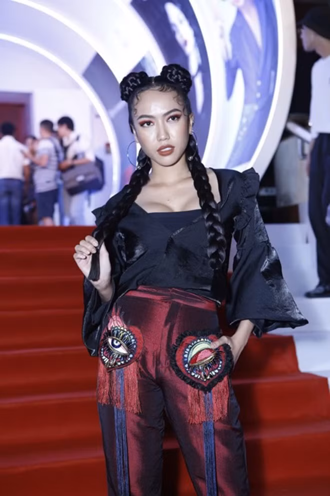 Từ bỏ hình ảnh đơn giản thường ngày, Diệu Nhi xuất hiện với một phong cách hoàn toàn táo báo và độc đáo.