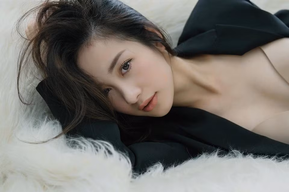 Tham gia điện ảnh, gặp nhiều bạn diễn nam nhưng cô cho hay ấn tượng nhất là B Trần. Theo cô, nam diễn viên có duyên hài hước và làm cô cười nhiều.