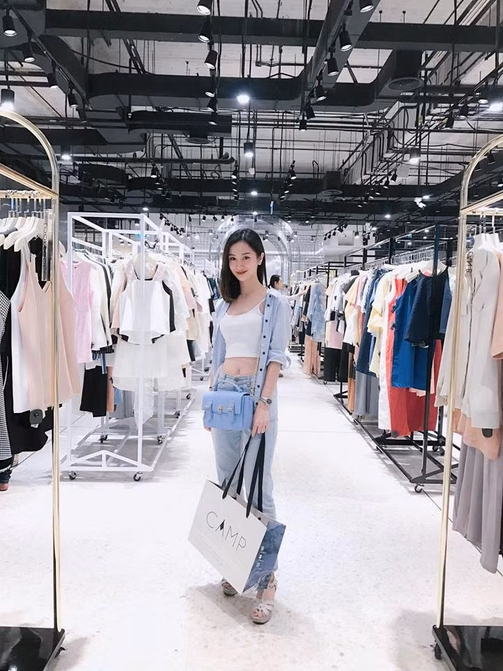 Trên trang cá nhân, hot girl xinh đẹp thường cập nhật hình ảnh trẻ trung, sành điệu. Jun Vũ đã định cư ở Thái Lan được 7 năm tính tới thời điểm này.