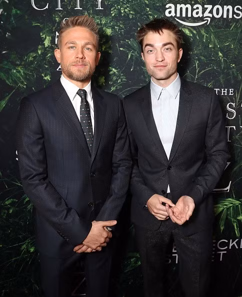 Robert Pattinson và Charlie Hunnam tạo dáng trước ống kính. Vài nguồn tin cho hay trong quá trình làm phim, Robert bị bạn diễn Hunnam phàn nàn ít giao tiếp. “Tôi không có nhiều cơ hội tiếp xúc với Tom Holland và Robert Pattinson. Ngoài công việc, tôi đoán rằng mình và Robert nói chuyện với nhau không quá 10 câu”, nam diễn viên Charlie nói.