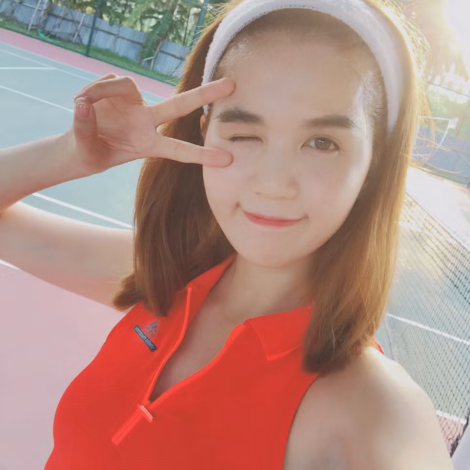 "Ước gì có ai đó sẽ hiểu được những tính xấu đó của mình, sẽ chịu đựng được những lúc mình nóng tính và ân cần dịu dàng nói chuyện cũng như giải thích cho mình hiểu những khi mình cứng đầu để mình có thể trở nên ngoan ngoãn như 1 bé mèo con (nói ra tui tự thấy mắc cười vì nghe hơi sến). Cũng không biết có nhiều người mắc phải những tính đó giống mình không? Những lúc đó các bạn thường làm gì để qua cơn giận hay bớt lì lợm cứng đầu? Chia sẻ cho Trinh biết với nhé. Chẳng biết đến độ tuổi nào thì con người ta mới đầm tính lại được nhỉ? Hay càng già lại càng khó chịu hơn đây?" - Ngọc Trinh băn khoăn.