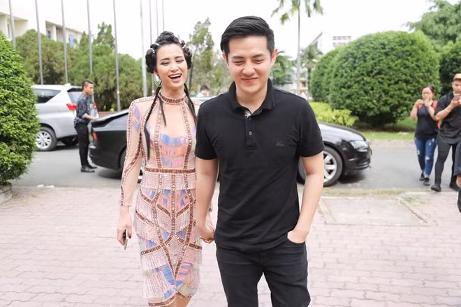Đông Nhi được Ông Cao Thắng tháp tùng. Nếu như tại The Voice Kids, cặp đôi đồng hành trên ghế nóng thì lần này, nam ca sĩ lùi về sau để hỗ trợ và cố vấn cho bạn gái.