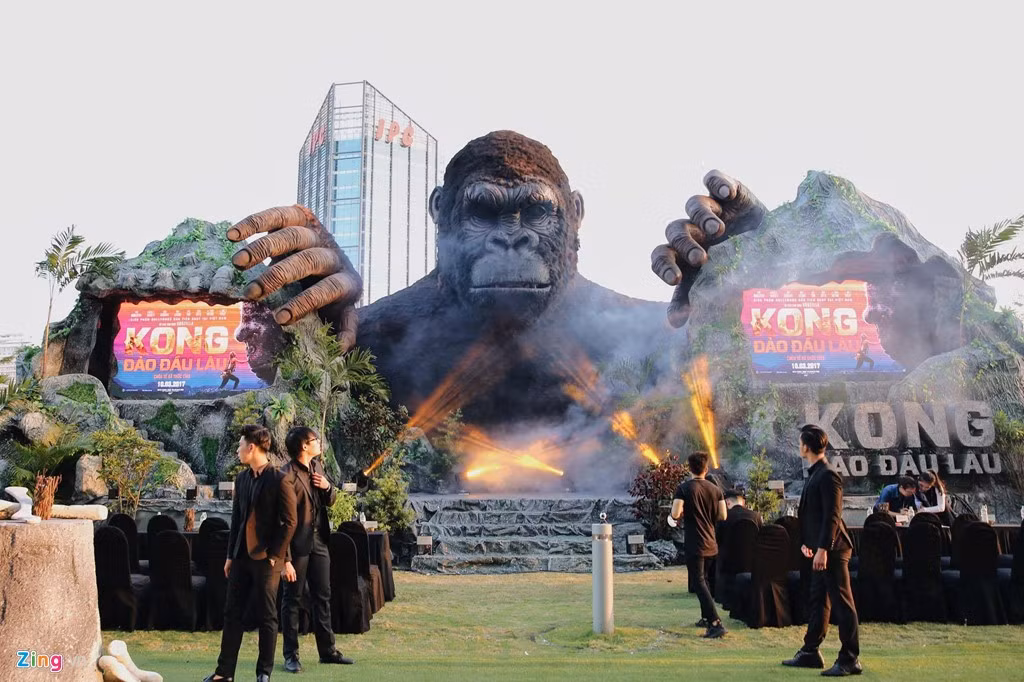 Chiều 9/3 tại khu vực ngoài trời của trung tâm thương mại Vivo City (quận 7. TP.HCM), buổi công chiếu bộ phim bom tấn Kong: Skull Island (Kong: Đảo đầu lâu) được tổ chức vô cùng hoành tráng.