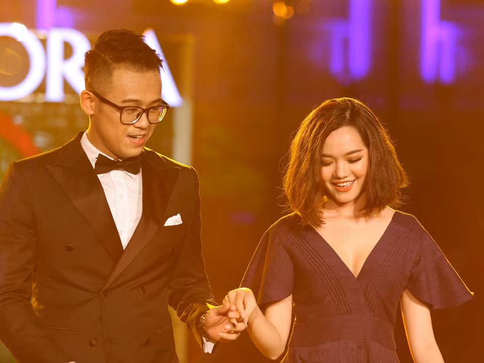 Các nam MC cũng tham gia biểu diễn còn có Đức Bảo, Hạnh Phúc, Hồng Phúc, Công Tố... Trong đó, Đức Bảo có màn trình diễn đôi với biên tập viên Khánh Vân của chương trình Bữa trưa vui vẻ.
