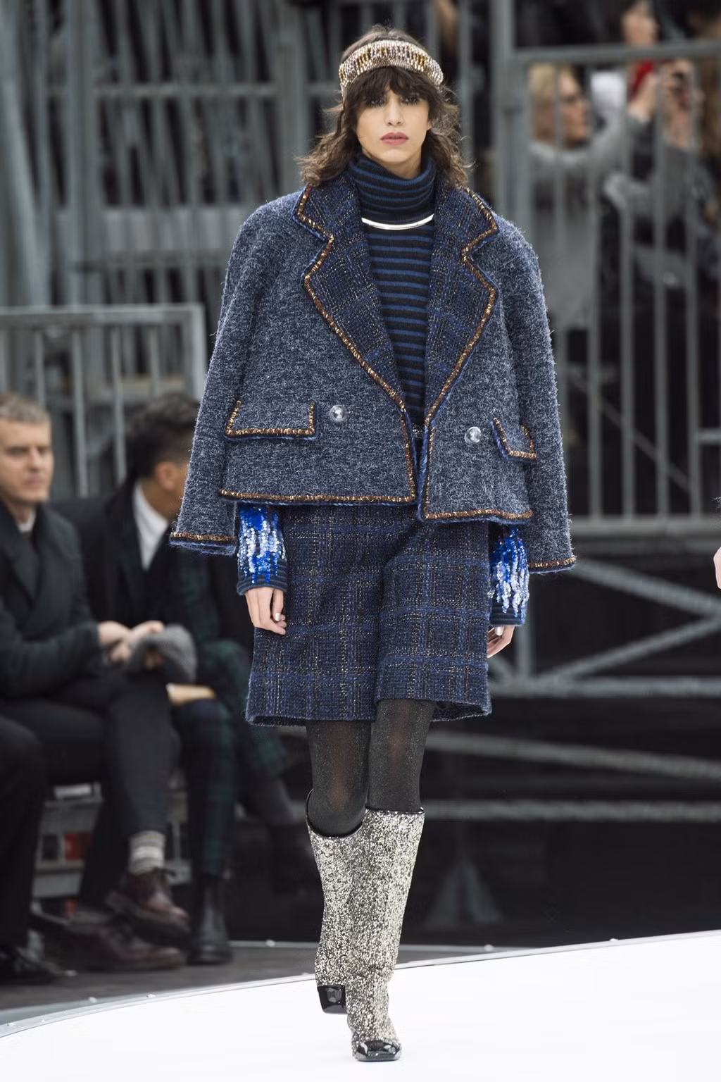 Những đôi boots lấp lánh là điểm nhấn không thể bỏ qua ở bộ sưu tập này. Trang Vogue nhận xét đây là những mẫu boots được thiết kế để đi trên mặt trăng.