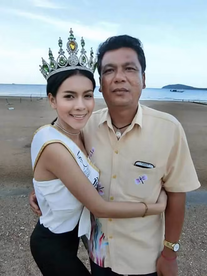 Nguoi than chet lang lo hau su cho Hoa hau Thai Lan 19 tuoi-Hinh-4