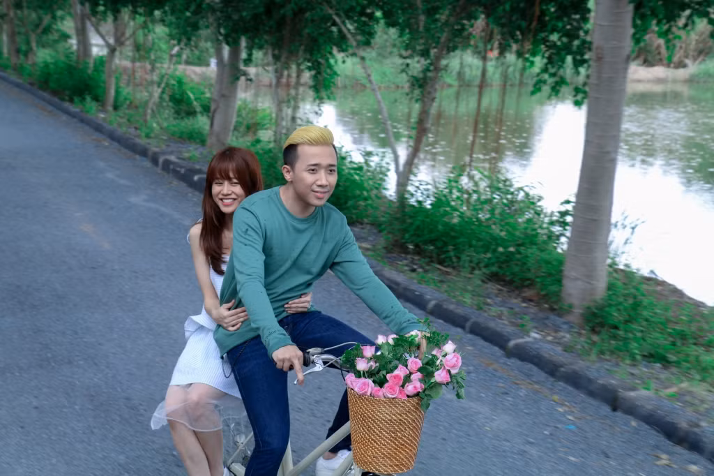 Trong "Chờ em đến ngày mai" Trấn Thành vào vai chàng ca sĩ thần tượng mắc bệnh hiểm nghèo, đóng cặp cùng An Nguy. Tuy vậy vai diễn của Trấn Thành không được đánh giá cao và gương mặt tài năng của điện ảnh Việt này vẫn phải loay hoay trong việc tìm kiếm một vai diễn ghi dấu ấn. (Ảnh: Thế giới điện ảnh)