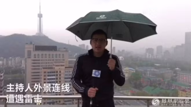 MC Trung Quoc bi set danh khi dan truc tiep ngoai troi mua