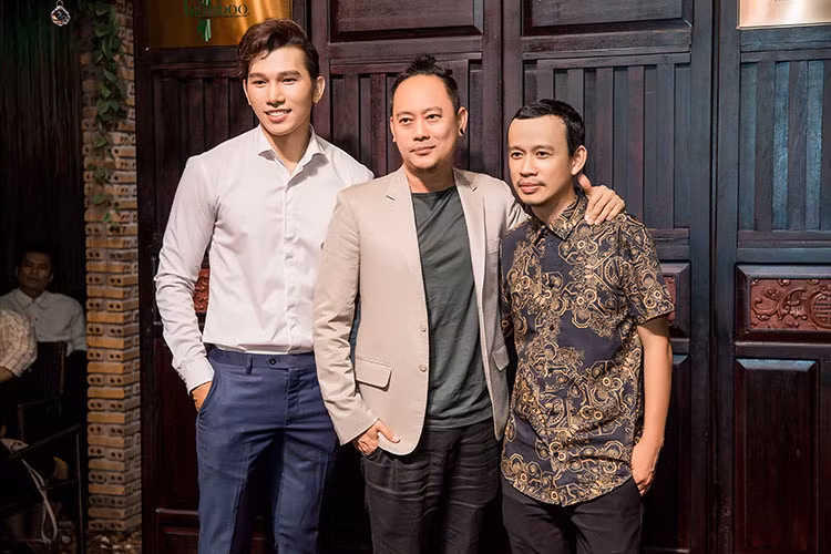 NTK Võ Việt Chung cũng đến chúc mừng Ngọc Tình.