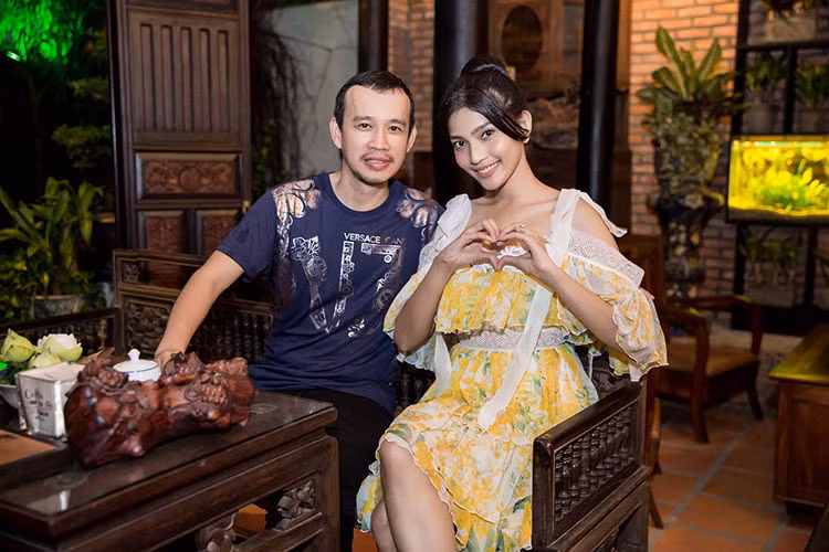 Á hậu Trương Thị May cũng xuất hiện tại sự kiện. Cô tạo dáng bên Phúc Nguyễn.
