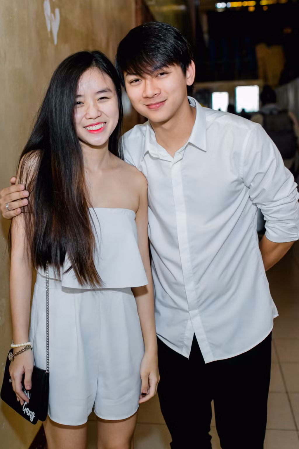 Ban đầu, nam ca sĩ đi vào trước còn bạn gái theo sau. Tuy nhiên khi được đề nghị chụp ảnh chung, cặp đôi 9X vẫn vui vẻ đồng ý. Kể từ khi công khai chuyện tình cảm, Hoài Lâm và Bảo Ngọc khá thoải mái mỗi khi xuất hiện trước truyền thông.