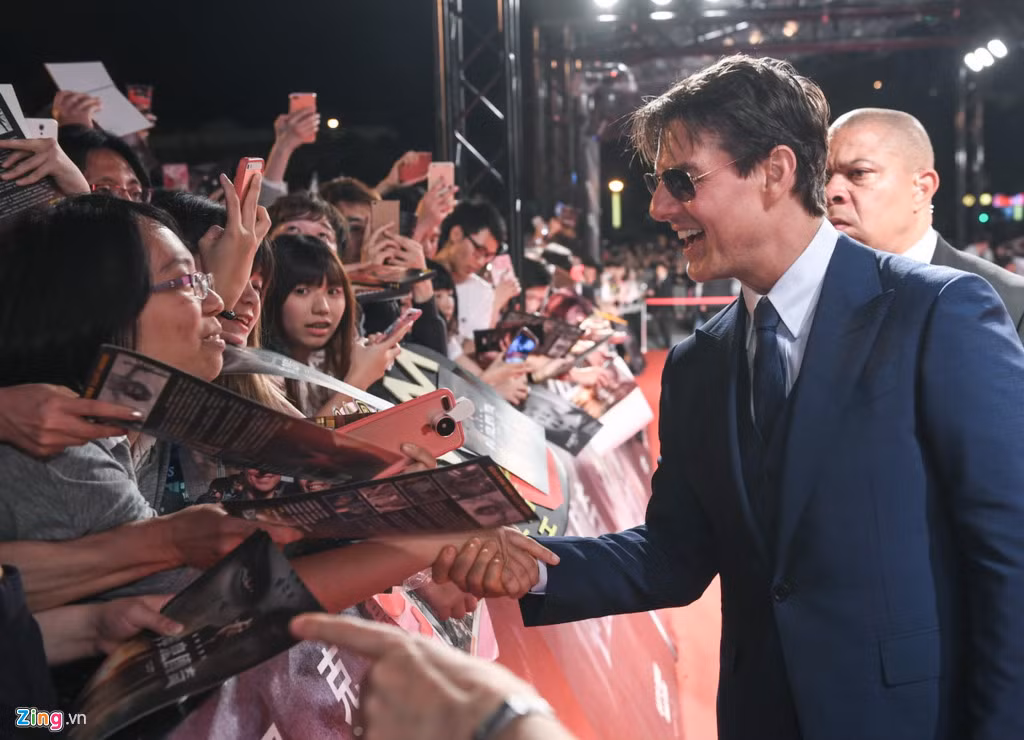 Khác với nhiều ngôi sao Hollywood, Tom Cruise tỏ ra rất thân hiện ở ngoài đời thực. Nam diễn viên có mặt trên thảm đỏ sớm hơn một tiếng so với kế hoạch và các đồng nghiệp, chỉ để mình có thể ký tặng hoặc chụp ảnh với nhiều fan nhất có thể.