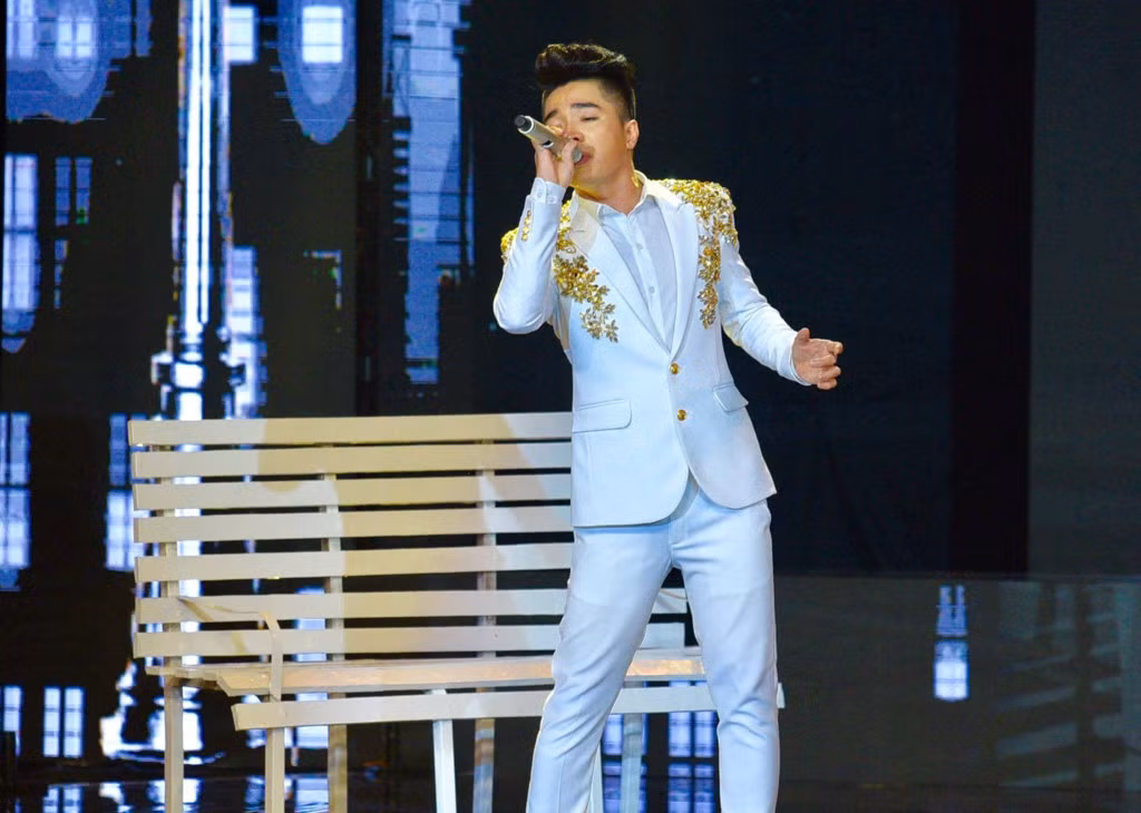 Ở phần thi solo, Triều Quân thể hiện ca khúc Giã từ của nhạc sĩ Tô Thanh Tùng. Trong đêm thi trước đó, học trò của HLV Lệ Quyên đã gây khá nhiều tranh cãi khi thể hiện ca khúc Về dưới mái nhà theo phong cách sôi động. Trong đêm chung kết, nam thí sinh được khen là có chất giọng ngọt, dày giống Quang Lê. Bài hát với giai điệu ngọt ngào, sâu lắng giúp anh phát huy được thế mạnh.