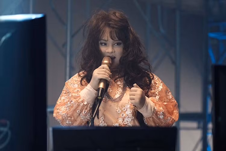 Minh Hang nhay sap san khau, bi Phuong Trinh Jolie de biu