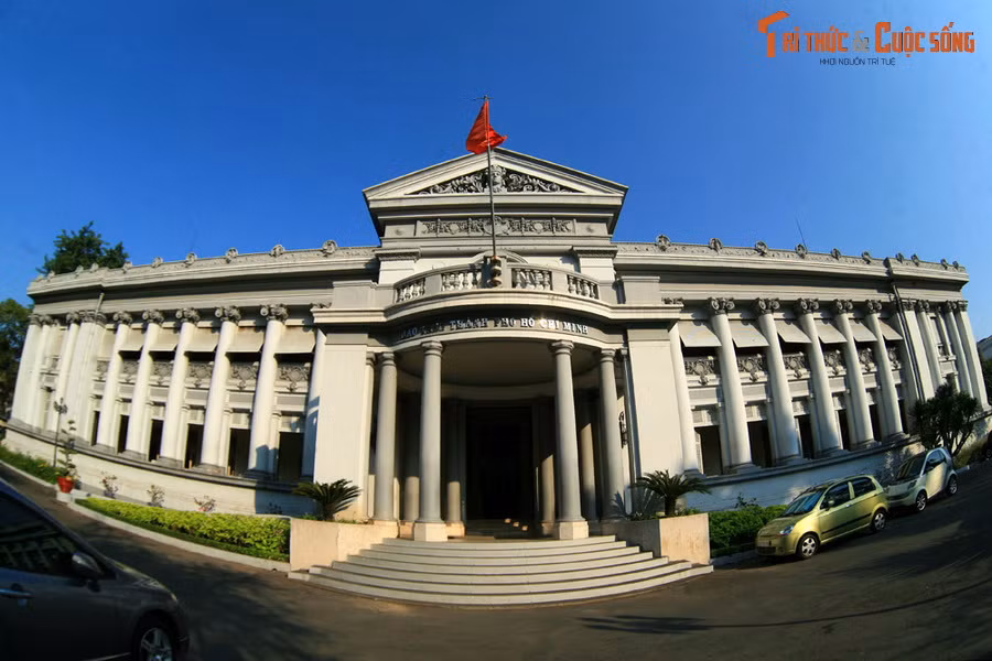 13. Bảo tàng TP HCM. Tọa lạc tại 65 Lý Tự Trọng, quận 1, Bảo tàng TP HCM có tiền thân là Bảo tàng Thương mại, được xây từ năm 1885-1890. Thường được gọi là Dinh Gia Long, tòa nhà có quy mô rất bề thế, mang phong cách cổ điển – Phục Hưng kết hợp với một số yếu tố Á Đông.