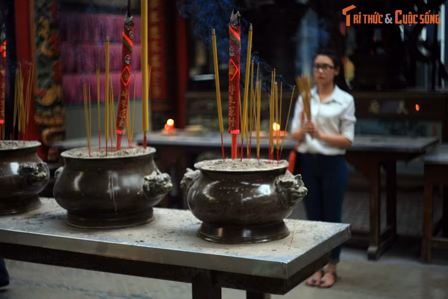  10. Chùa Bà Thiên Hậu. Tọa lạc ở số 710 Nguyễn Trãi, quận 5, chùa Bà Thiên Hậu là một trong những ngôi chùa cổ nhất người Hoa đã gây dựng ở Chợ Lớn xưa. Chùa được nhóm người Hoa gốc Quảng Châu góp vốn và góp công xây dựng vào khoảng năm 1760.