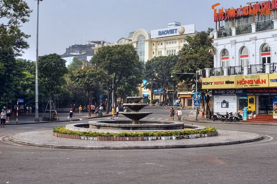  3. Đài phun nước Long Vân. Nằm trên quảng trường Đông Kinh Nghĩa Thục, phía Tây Bắc của hồ Hoàn Kiếm, đài phun nước Long Vân được xây năm 1954, trong cuộc chỉnh trang diện mạo đô thị trung tâm Hà Nội. Tên gọi đài phun nước này gắn với hiệu kem Long Vân nổi tiếng nằm cạnh đó.