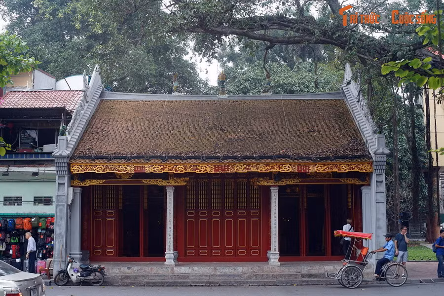  4. Đền Bà Kiệu. Nằm ở phía Đông hồ Hoàn Kiếm, đối diện cổng đền Ngọc Sơn, đền Bà Kiệu là một ngôi đền cổ có giá trị đặc biệt về lịch sử và tín ngưỡng của Thủ đô Hà Nội. Đền được xây đầu thế kỷ 17, là một trong những nơi thờ đạo Mẫu lâu đời nhất Việt Nam.
