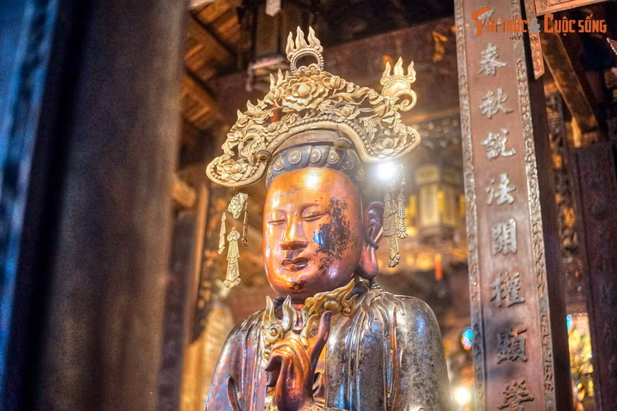  9. Chùa Bà Đá. Nằm ở số 3 phố Nhà Thờ, cách bờ hồ Hoàn Kiếm khoảng 150 mét, chùa Bà Đá là một ngôi chùa có lịch sử hình thành và phát triển khá đặc biệt của Thủ đô Hà Nội. Chùa hình thành vào cuối thế kỷ 15, sau khi người dân đào được một pho tượng Phật Bà bằng đá.