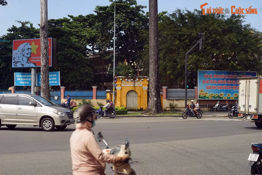 Ở góc đường Phan Đăng Lưu - Lê Văn Duyệt, đối diện lăng Tả quân Lê Văn Duyệt, quận Bình Thạnh, TP HCM, có một công trình cổ được nhiều người cho là dấu tích duy nhất của thành Gia Định còn được lưu giữ.