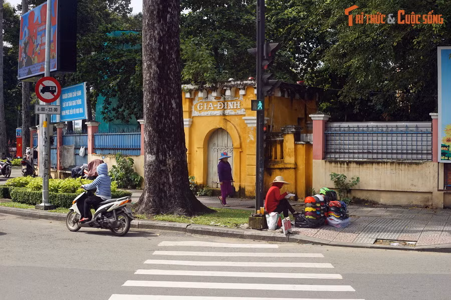 Công trình được xây bằng gạch, mặt trước có chiếc cổng gỗ, trên cổng đắp nổi hai chữ “Gia Định”. Một số trang mạng cho rằng đây chính là một cánh cổng của thành cổ Gia Định còn sót lại.