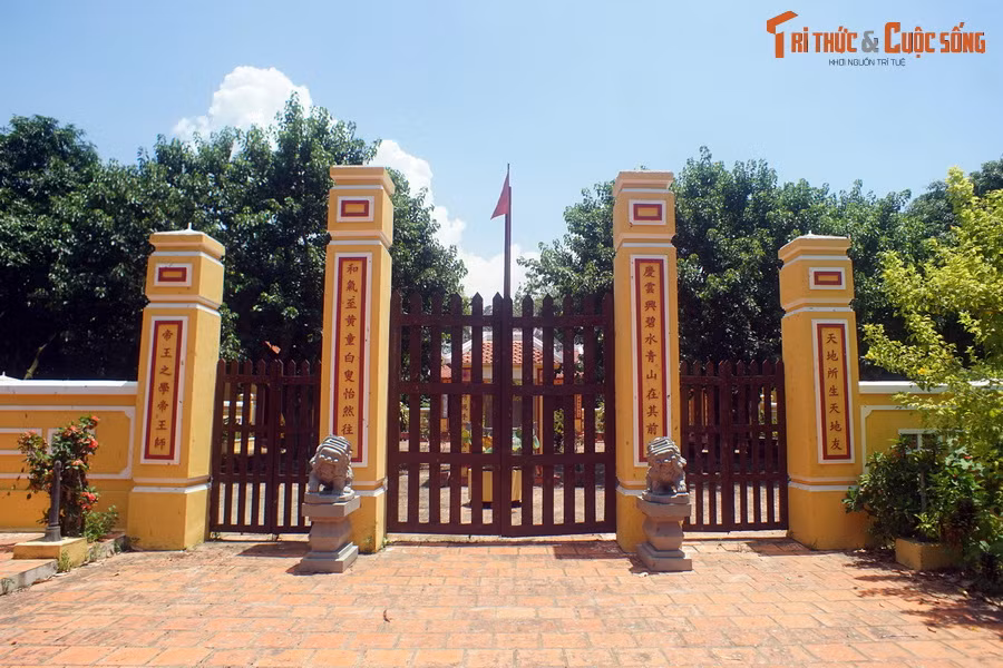 Tọa lạc ở khóm Phú Lộc Tây thuộc thị trấn Diên Khánh, cách thành phố Nha Trang 10 km, Văn miếu Diên Khánh là một trong số ít các Văn miếu cấp địa phương còn được bảo tồn ở Việt Nam.