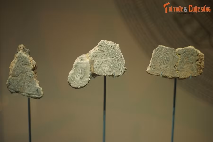 Mảnh khuôn đúc trống đồng bằng đất nung, khai quật tại di tích Luy Lâu, Thuận Thành, Bắc Ninh, niên đại thế kỷ 3-4.