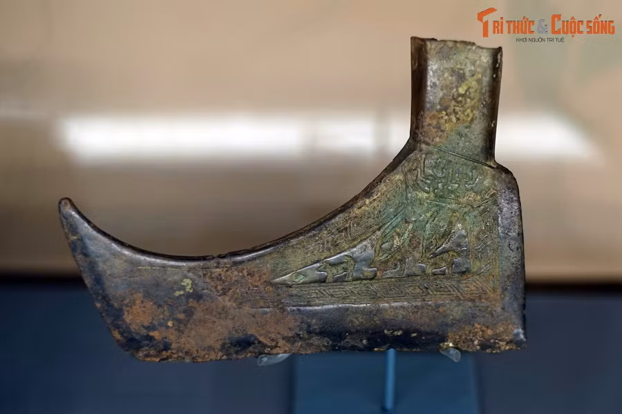 Theo chức năng sử dụng, chúng thuộc nhiều sưu tập khác nhau như công cụ lao động, đồ dùng sinh hoạt, vũ khí, nhạc khí, đồ trang sức, nghệ thuật và đồ minh khí. Những sưu tập này đã góp phần tạo nên diện mạo phát triển rực rỡ của văn hóa Đông Sơn... Ảnh: Rìu đồng Đông Sơn, thế kỷ 2-1 TCN.