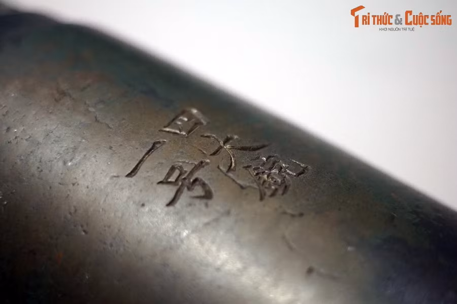 Mặt trên bầu súng khắc 5 chữ Hán "Tứ đại súng nhất hiệu", tức là 4 khẩu súng lớn, đây là khẩu số một. Nét chữ, sâu, sắc, rõ ràng, cho thấy chữ được khắc nguội sau khi đúc.