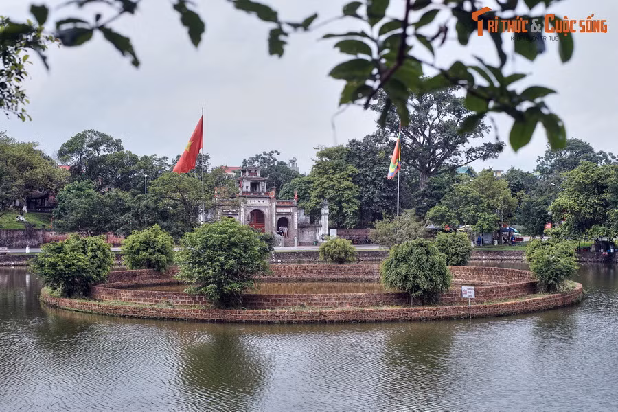 Nằm ở xã Cổ Loa, huyện Đông Anh, TP Hà Nội, thành Cổ Loa được các nhà khảo cổ học đánh giá là "tòa thành cổ nhất, quy mô lớn vào bậc nhất, cấu trúc cũng thuộc loại độc đáo nhất trong lịch sử xây dựng thành lũy của người Việt cổ".