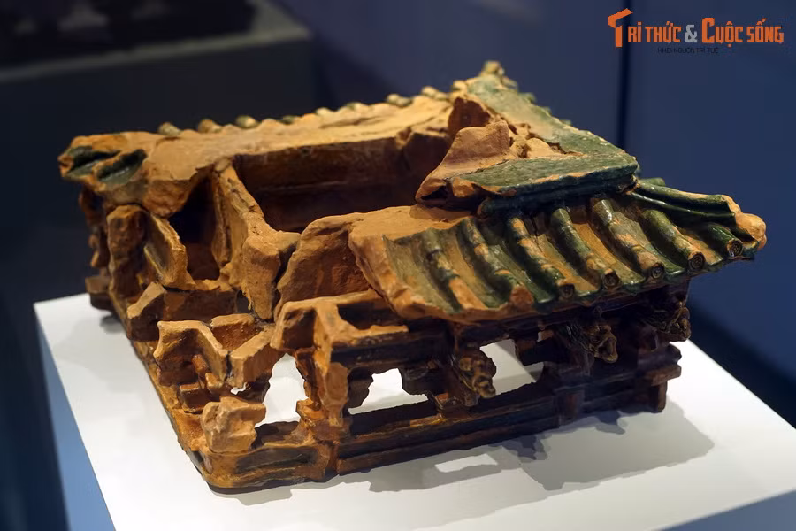 Dù không còn nguyên vẹn, mô hình kiến trúc thời Lê sơ cho thấy rõ nét hệ cột, hệ xà, hệ đấu củng của kiến trúc thời bấy giờ. Trong đó, hệ cột gồm cột cái, cột quân (cột hiên) với tất cả 16 cột.