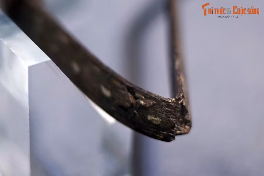 Sau nhiều thăng trầm của lịch sử, lưỡi của thanh đao tuổi đời gần 1.000 năm này đã bị mẻ nhiều chỗ, thân đao bị gẫy gập chỗ gần cán và bị cong ở phần giữa.