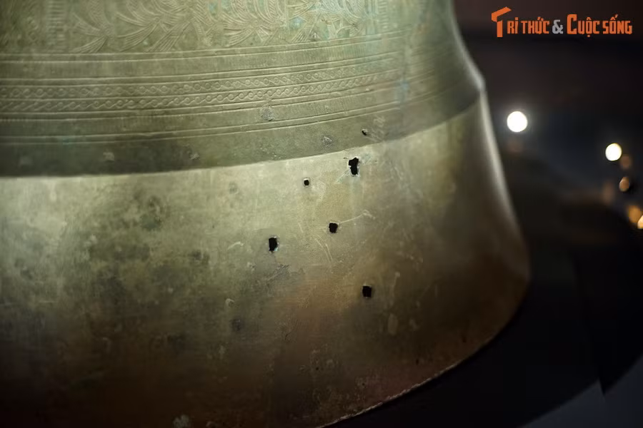 Chân trống không có hoa văn trang trí.