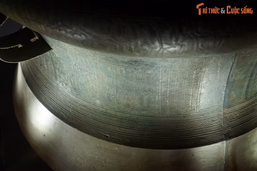 Nhìn chung, hệ thống hoa văn trang trí trên trống đồng Sao Vàng mang những nét tương đồng với các trống đồng Đông Sơn cùng thời kỳ, phản ánh sinh động đời sống sinh hoạt của người Việt cổ.
