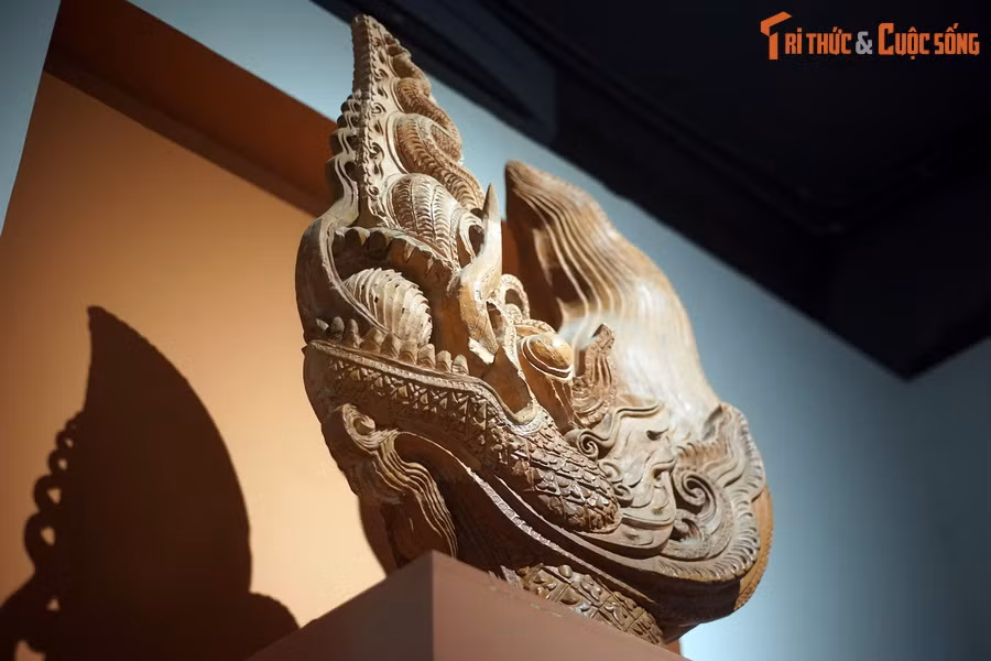 Làm bằng đất nung, hiện vật thể hiện đầu rồng ở tư thế vận động, bờm và mào chuyển động mạnh với nhiều khúc uốn lượn, hướng về phía trước.
