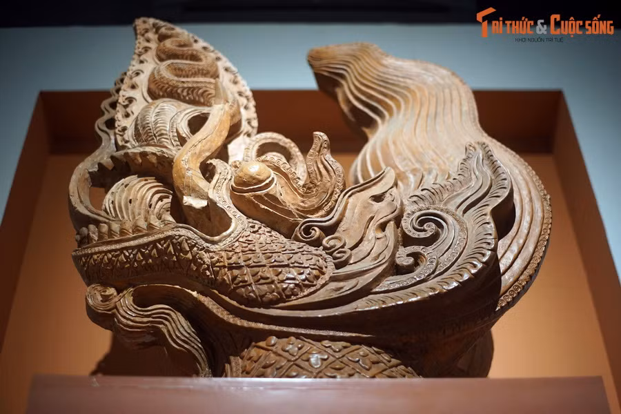 Theo hồ sơ Bảo vật, đầu rồng này mang số hiệu C7-5201, là một khối tượng tròn có chiều cao 60 cm, điểm rộng nhất của chiều từ miệng đến bờm sau gáy là 52 cm và chiều rộng của bờm là 17 cm.
