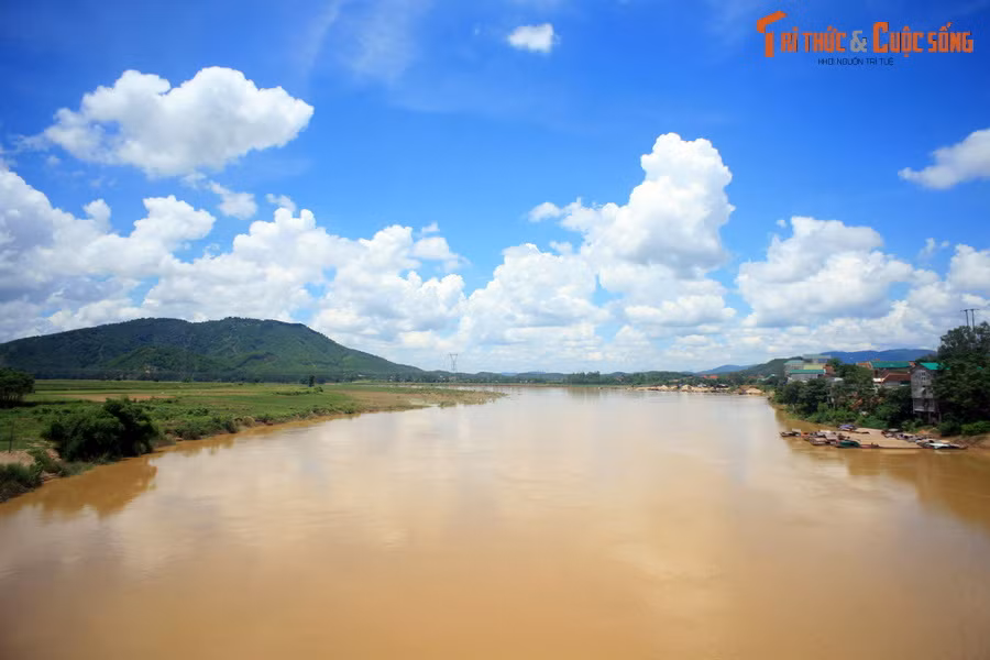 Và cũng có thể bằng đường thủy đi đến khắp các tỉnh của đồng bằng và ven biển, có thể vận chuyển quân đội và lương thực đến tận Nghệ An, Hà Tĩnh và sau này đến tận Thuận Hóa chủ yếu theo đường kênh đào kết hợp với các dòng sông ven biển.