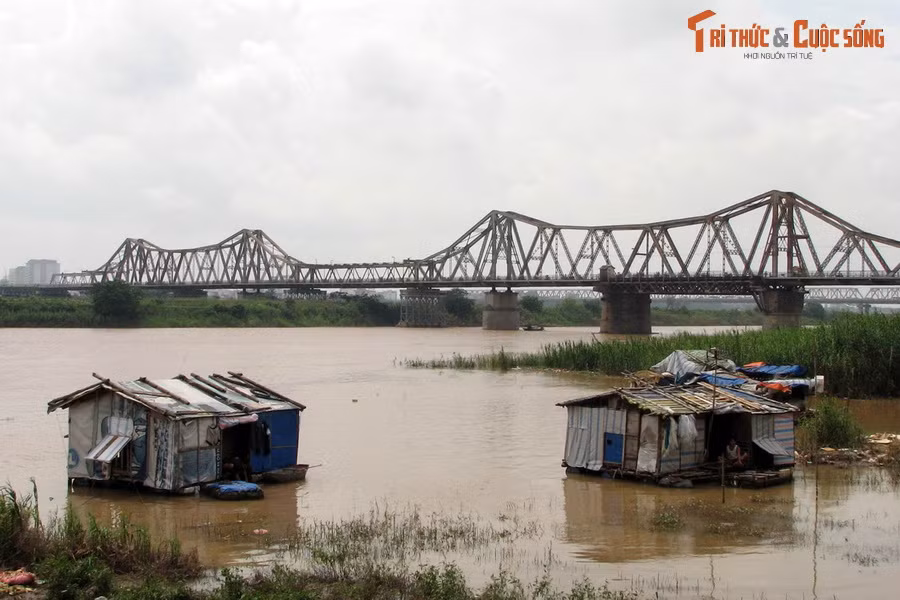 Chính lợi thế đó làm giảm tốc độ tiến quân của các cuộc xâm lăng từ phương Bắc (thời Lý, Trần) và là cơ sở để lập các tuyến phòng thủ ở phía bắc sông Hồng, hoặc có đủ thời gian chủ động lui quân chiến lược.