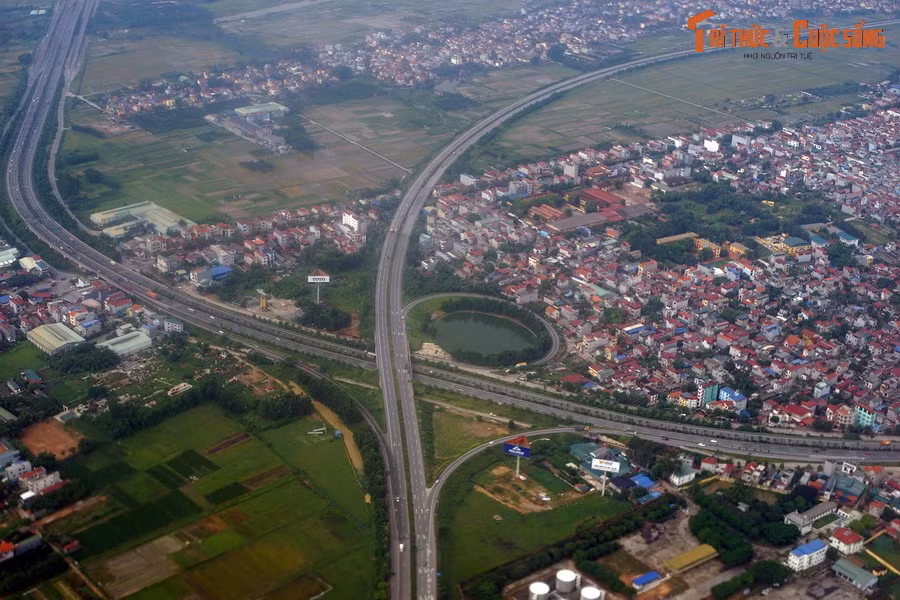 Tuy nhiên, theo các nhà nghiên cứu, vị thế Thăng Long cũng có hạn chế, có nhiều bất lợi khi bị đánh từ phía Nam, nơi không có chướng ngại về địa hình che chở.