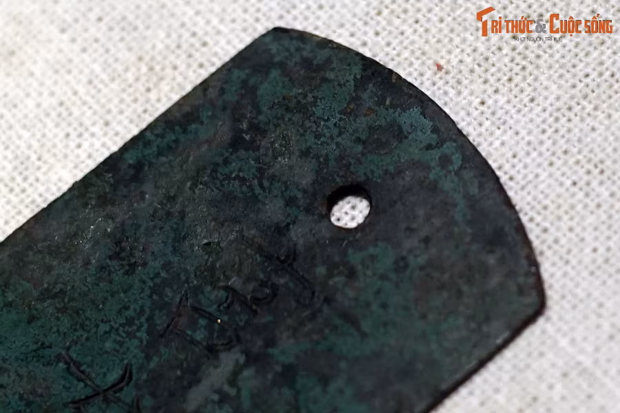Trên trục chính tâm từ trên xuống dưới của thẻ, cách đỉnh 1,3 cm có một lỗ nhỏ, đường kính lỗ 0,3 cm. Lỗ này để luồn dây đeo thẻ.