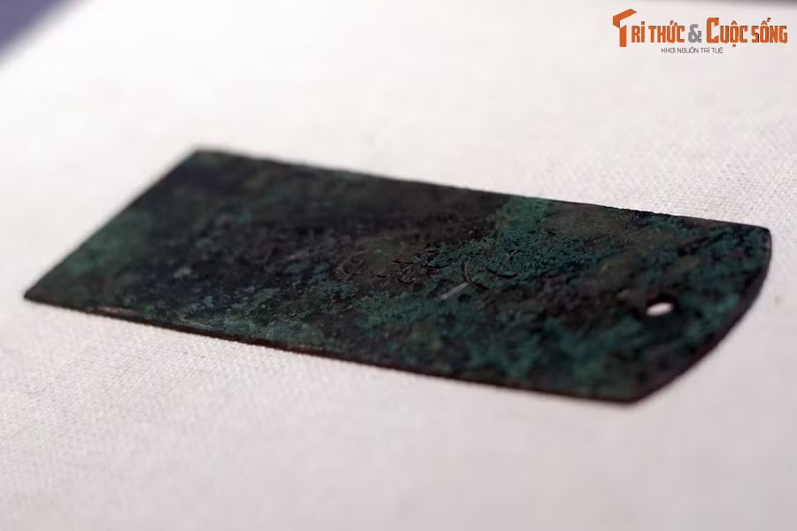 Thẻ cao 12,7 cm, cạnh dưới rộng 4,9 cm, cạnh trên rộng 4,6 cm, phía trên dày 0,11 cm, phía dưới dày 0,1 cm. Các cạnh được mài vê tròn để làm mất độ nhọn, sắc của cạnh.