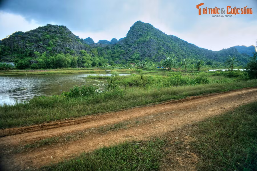Bên cạnh đó, một nhánh sông Hoàng Long là sông Sào Khê chảy dọc kinh thành tạo nên một đường giao thông thủy, giúp cho việc vận chuyển vào thành hay ra ngoài đều dễ dàng…