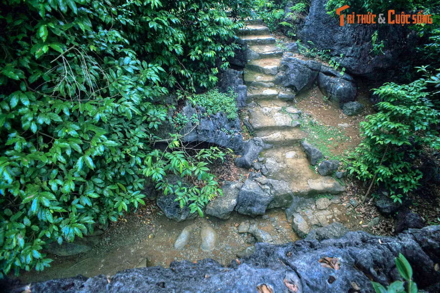 Mặc dù các tòa thành riêng biệt nhưng lại có sự liên kết chặt chẽ. Việc qua lại giữa thành trong và thành ngoài thuận tiện nhờ một con đường kín đáo, tiếp giáp giữa hai núi Hang Sung và núi Quèn Dót.