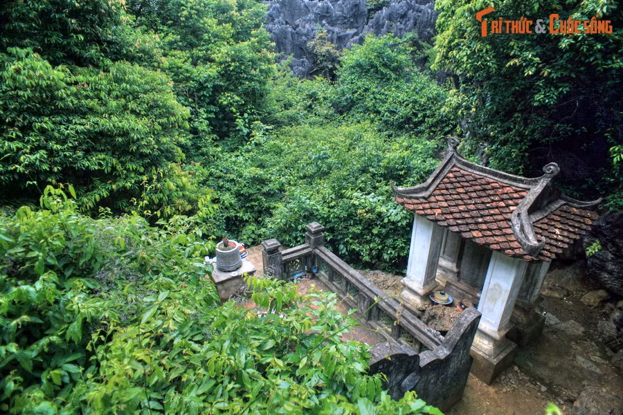 Trước cung điện có núi Mã Yên tương truyền vua Ðinh đã lấy nơi này làm án. Khu Thành nội là nơi ở của gia đình vua cùng một số người trong hoàng tộc và quan lại cao cấp của triều đình.