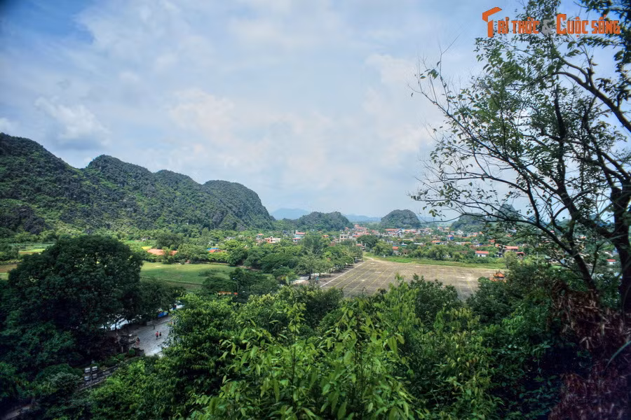 Đó là bởi vùng đất này có địa thế rất phù hợp cho việc phòng thủ, với những núi đồi trùng điệp bao bọc xung quanh vành đai kinh đô như những lũy thành tự nhiên.