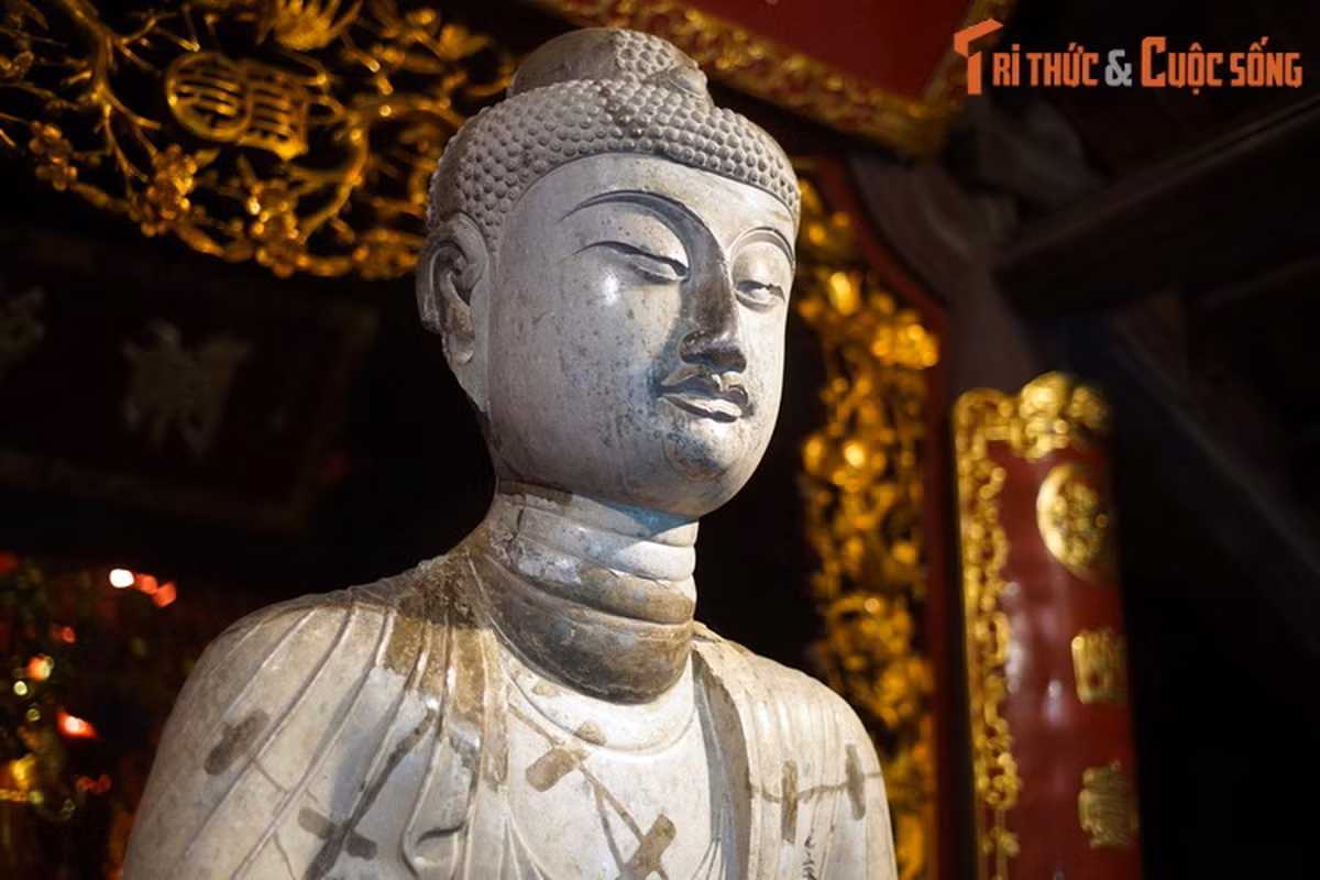 Theo đo đạc, tượng cao 1,86 mét, tính cả phần bệ là 2,69 mét, được tạc với thế ngồi thiền. Vào thập niên 1940, quân Pháp đã đem tượng A Di Đà dùng làm bia để tập bắn khiến tượng bị hủy hoại nặng nề. Sau năm 1954 tượng được phục chế, nhưng không còn nguyên vẹn như trước.