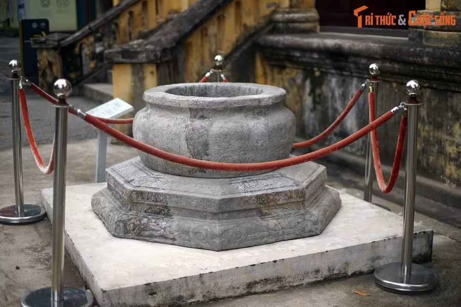 Có thể nói, đây là một hiện vật quý giá, vừa giàu giá trị thẩm mỹ, vừa phản ánh một nét sinh hoạt đời thường của các cung nhân trong Hoàng thành Thăng Long cách đây 4 thế kỷ.