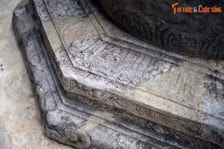 So sánh với các giếng đá có hình dáng và niên đại tương đồng như giếng đá chùa Báo Thiên (Hà Nội), giếng đá lăng Quận Nghi (Thanh Hóa)… thì giếng đá Hoàng thành Thăng Long có sự trau chuốt hơn về đường nét, họa tiết trang trí và cấu trúc tổng thể.