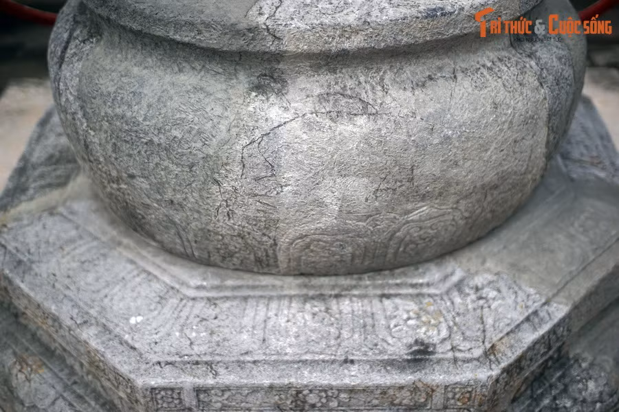 Khi mới phát hiện, cả hai phần giếng không còn nguyên vẹn mà đã vỡ và mất một số mảnh. Dựa vào đồ án hoa văn đối xứng, các chuyên gia đã phục dựng hiện vật như nguyên trạng.